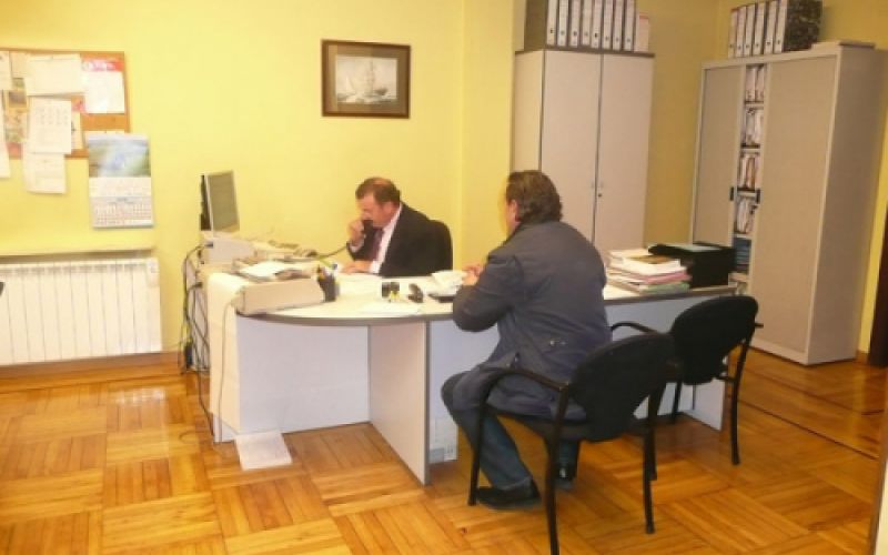 Asesor atendiendo a dos clientes