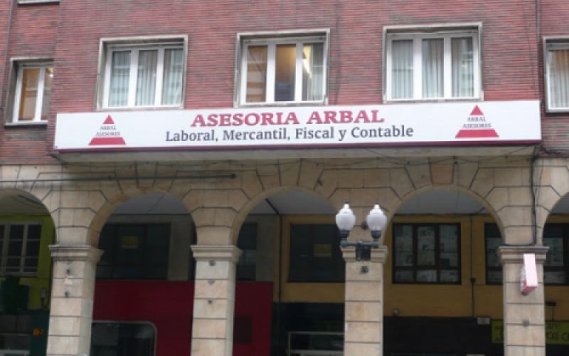 Fachada con letrero de asesoría