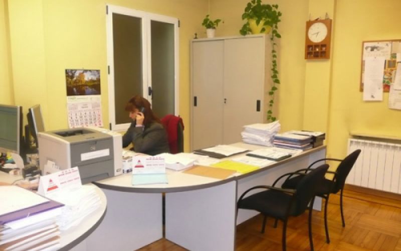 Interior de la oficina con mesas blancas