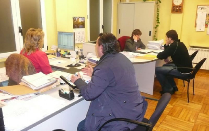 Interior de la oficina con trabajadores y clientes